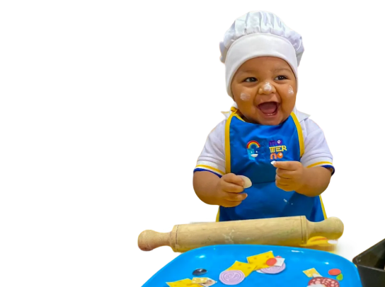 bebe jugando a la cocina en el jardín infantil materno