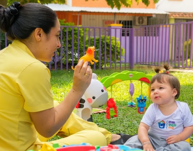Bebé en jardín infantil seguro