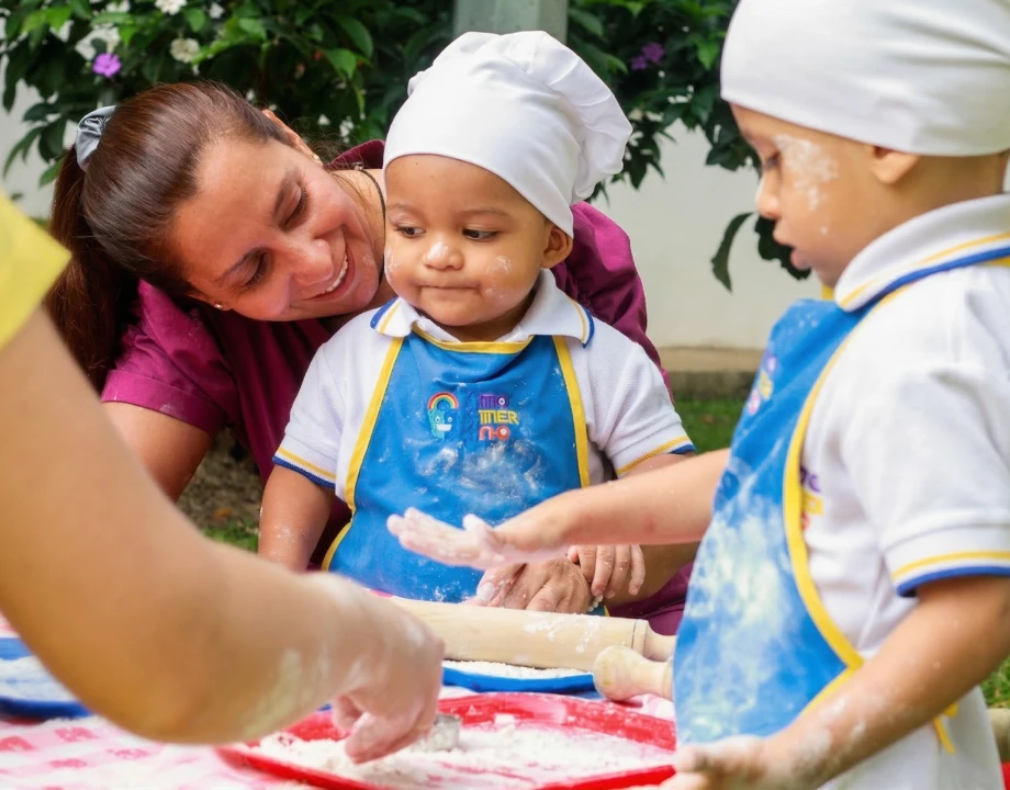 Bebes jugando a ser chefs para el desarrollo de estimulación temprana.