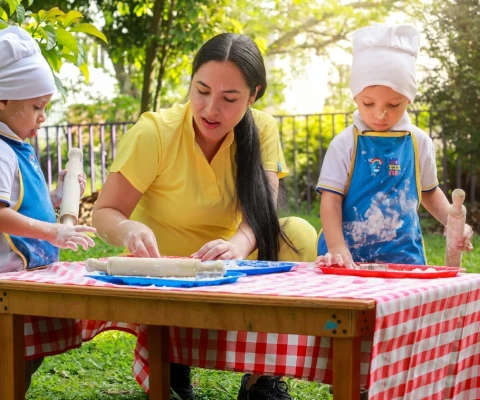 Niños chefs gemelos aprendiendo con Nosotros en mi Liceo taller materno.